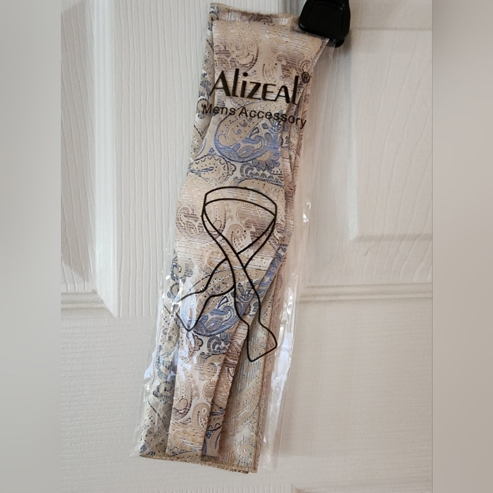 NWT men bowtie